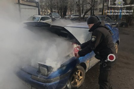 Полицейские тушили горящий автомобиль на Черемушках (фото)