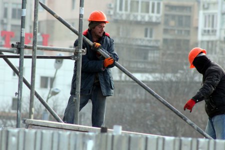 Обелиск на площади Десятого апреля «одели» в строительные леса (фоторепортаж)