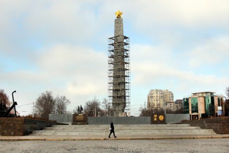 Обелиск на площади Десятого апреля «одели» в строительные леса (фоторепортаж)