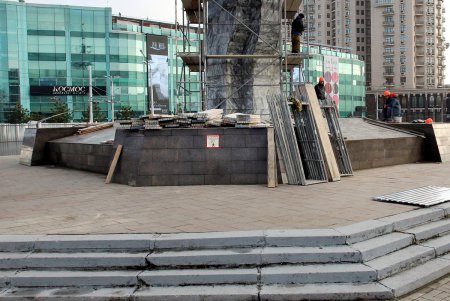 Обелиск на площади Десятого апреля «одели» в строительные леса (фоторепортаж)