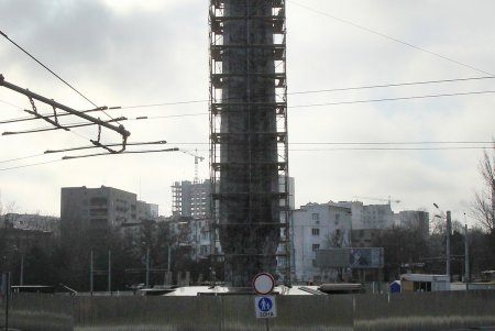 Обелиск на площади Десятого апреля «одели» в строительные леса (фоторепортаж)