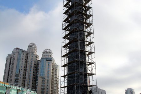 Обелиск на площади Десятого апреля «одели» в строительные леса (фоторепортаж)