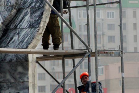 Обелиск на площади Десятого апреля «одели» в строительные леса (фоторепортаж)