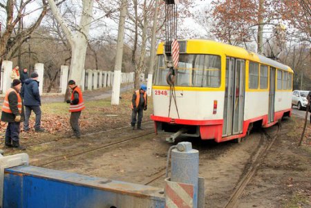 В районе Французского бульвара трамвай сошел с рельсов (фото)
