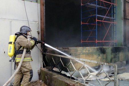 Одесские спасатели потушили пожар на заводе в Малиновском районе 