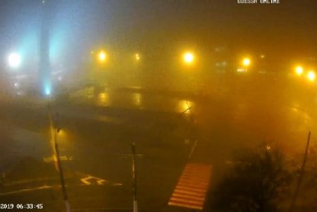 На Одессу опустился густой туман: видимость на дорогах ограничена