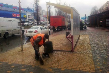 На улицах Одессы чистят ливневки (фото)