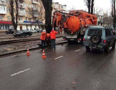 На улицах Одессы чистят ливневки (фото)