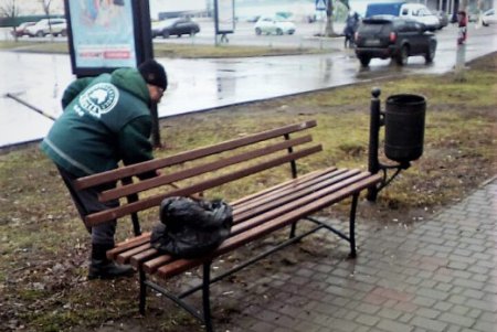 Городские парки и скверы очищают от прошлогодней листвы