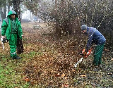 Городские парки и скверы очищают от прошлогодней листвы