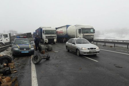 Третья масштабная авария за неделю: грузовик въехал в полицейский автомобиль на трассе Одесса – Киев (фото)