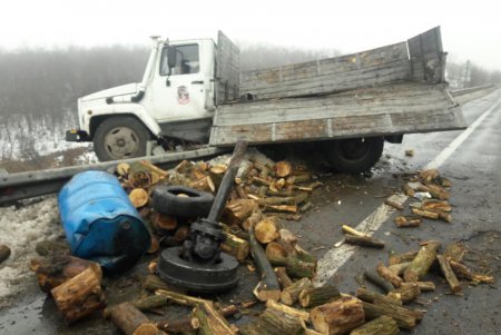 Третья масштабная авария за неделю: грузовик въехал в полицейский автомобиль на трассе Одесса – Киев (фото)