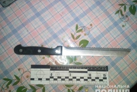 В Одесской области мужчины обиделись на односельчанина и ворвались к нему в дом с ножом (фото)