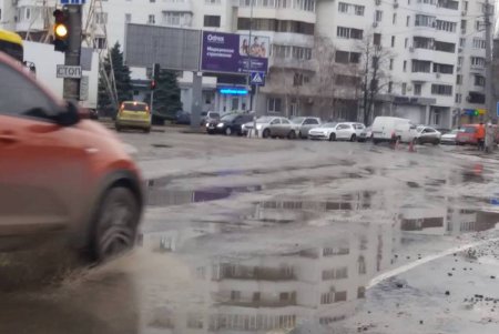 Прорыв водопровода на Люстдорфской пока не ликвидировали (фото)