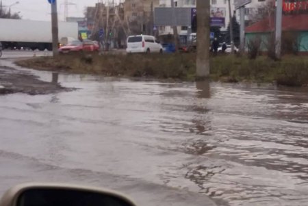 Прорыв водопровода на Люстдорфской пока не ликвидировали (фото)