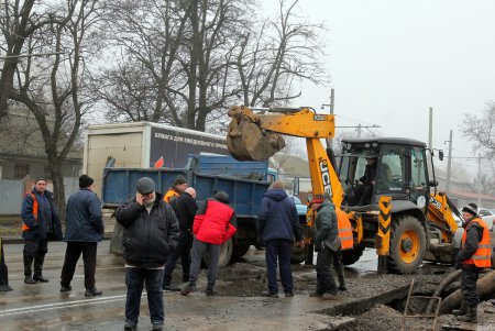 Ликвидация масштабной водопроводной аварии на Люстдорфской дороге (фоторепортаж)