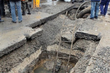 Ликвидация масштабной водопроводной аварии на Люстдорфской дороге (фоторепортаж)