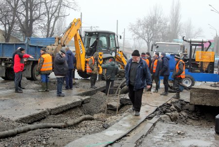 Ликвидация масштабной водопроводной аварии на Люстдорфской дороге (фоторепортаж)