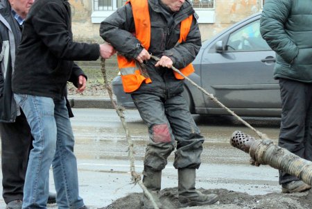 Ликвидация масштабной водопроводной аварии на Люстдорфской дороге (фоторепортаж)
