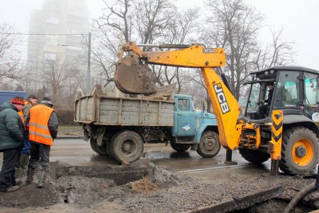 Ликвидация масштабной водопроводной аварии на Люстдорфской дороге (фоторепортаж)