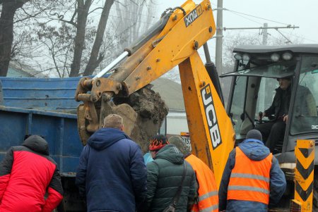 Ликвидация масштабной водопроводной аварии на Люстдорфской дороге (фоторепортаж)