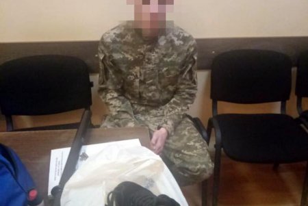Сотрудник Одесского СИЗО пытался пронести наркотики в кроссовках