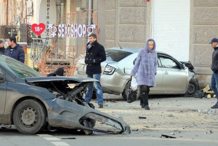Авария в центре Одессы: иномарка врезалась в жилой дом (обновлено, фото)