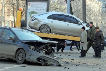 Авария в центре Одессы: иномарка врезалась в жилой дом (обновлено, фото)