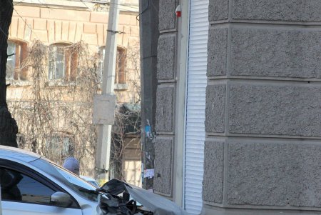Авария в центре Одессы: иномарка врезалась в жилой дом (обновлено, фото)