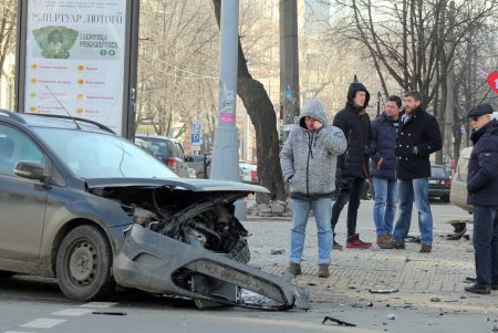 Авария в центре Одессы: иномарка врезалась в жилой дом (обновлено, фото)