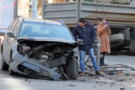 Авария в центре Одессы: иномарка врезалась в жилой дом (обновлено, фото)