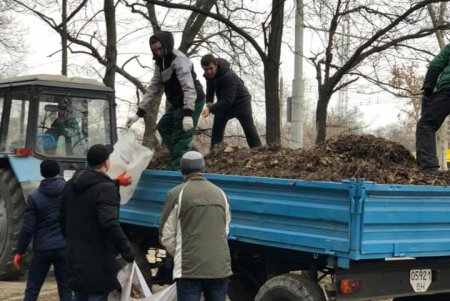 На месте будущего Болгарского сквера в Одессе прошел субботник (фото)