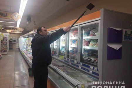 Правоохранители задержали женщину, которая «заминировала» магазин (фото)