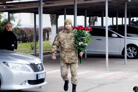 Романтика в погонах: на утреннем построении сотруднице патрульной службы сделали предложение руки и сердца (фото, видео)
