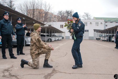 Романтика в погонах: на утреннем построении сотруднице патрульной службы сделали предложение руки и сердца (фото, видео)