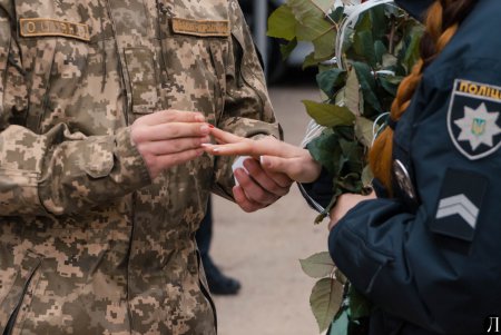 Романтика в погонах: на утреннем построении сотруднице патрульной службы сделали предложение руки и сердца (фото, видео)
