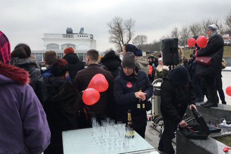 Пробка от шампанского летела 23 метра: одесситы установили рекорд Украины (фото, видео)