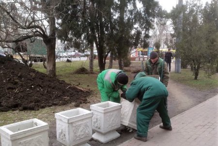 На Привокзальной площади установили 25 цветочных ваз (фото)