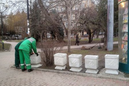 На Привокзальной площади установили 25 цветочных ваз (фото)