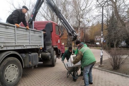 На Привокзальной площади установили 25 цветочных ваз (фото)