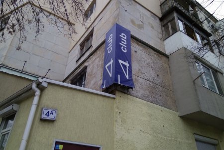 С улиц города убрали почти 100 незаконных рекламных вывесок