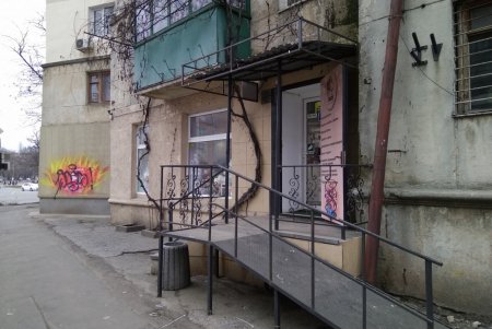 С улиц города убрали почти 100 незаконных рекламных вывесок