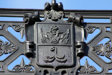Власти обещают защитить мост Коцебу после атаки вандалов (фоторепортаж) 