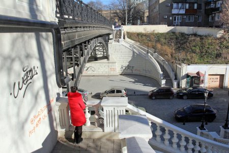 Власти обещают защитить мост Коцебу после атаки вандалов (фоторепортаж) 