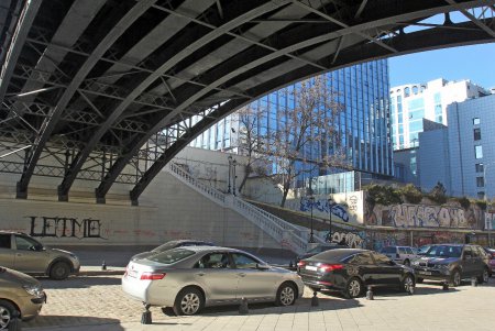 Власти обещают защитить мост Коцебу после атаки вандалов (фоторепортаж) 