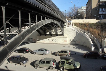 Власти обещают защитить мост Коцебу после атаки вандалов (фоторепортаж) 