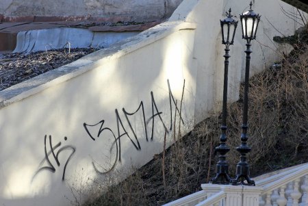 Власти обещают защитить мост Коцебу после атаки вандалов (фоторепортаж) 