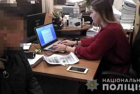 Напали в подъезде: мужчина и женщина ограбили пожилую одесситку (фото)