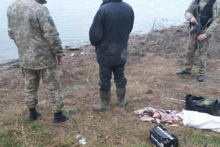 Браконьер ловил в Одесской области рыбу с помощью электросетей (фото)