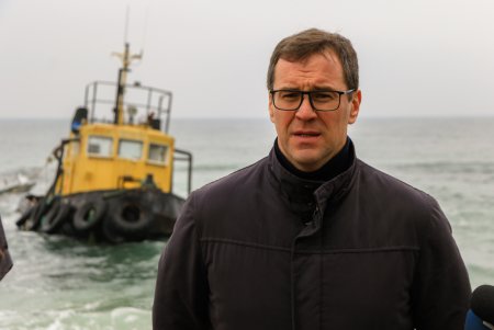 У пляжа «Дельфин» в ноябре прошлого года сел на мель буксир «Параллель»: власти приступили к решению проблемы (фоторепортаж) 